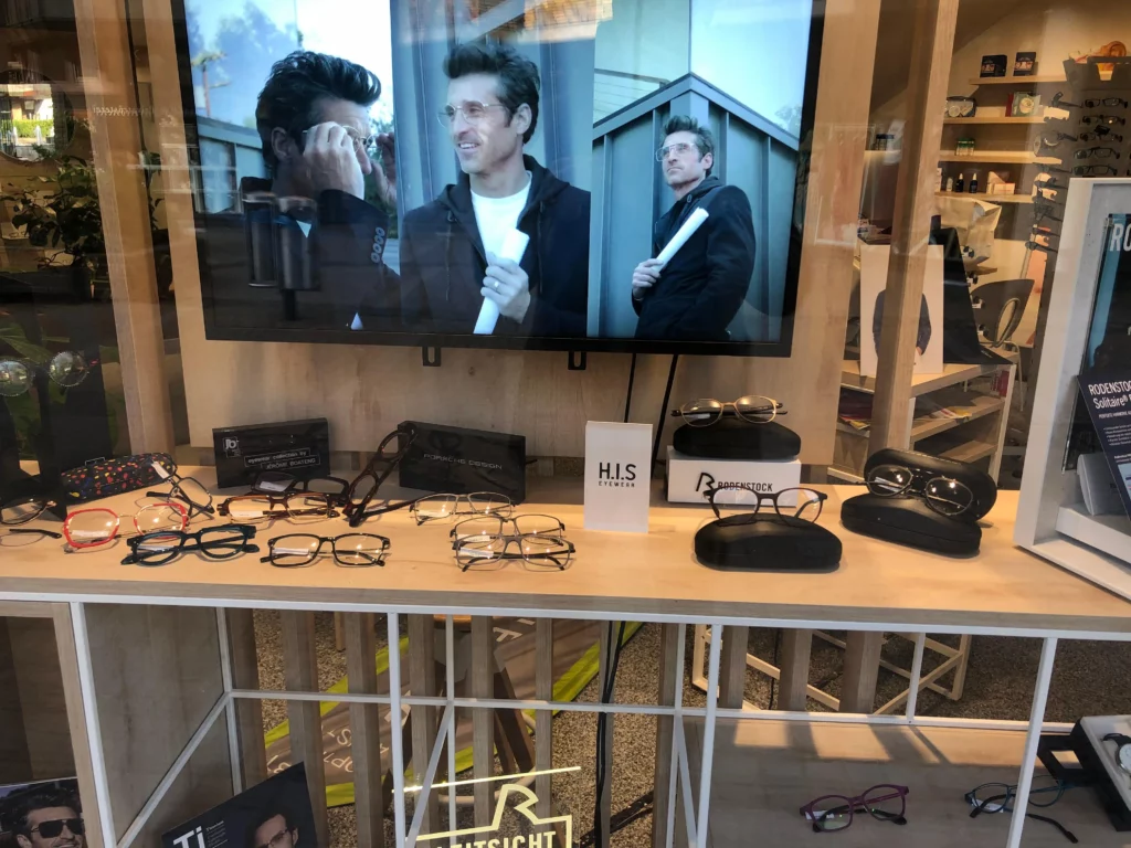 Moderne Brillen im Schaufenster des Optikers in Düsseldorf